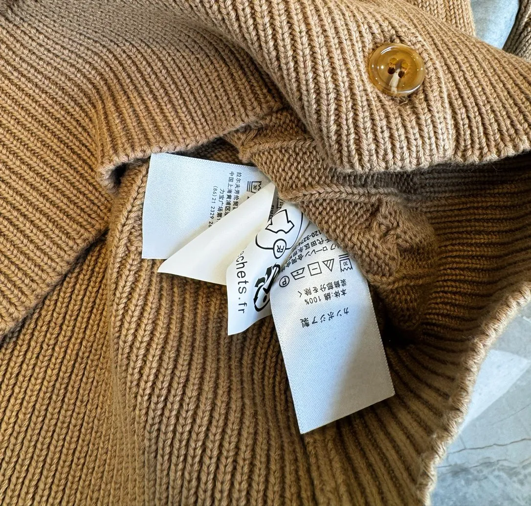 🅿️240 Style number: L05 (khaki) Ralph Lauren RL classic war horse logo embroidery on the chest cable pattern twist button round neck long sleeves buttoned knitted sweater cardigan jacket Color: SIZE: XS S M L Size reference # Length Bust Shoulder width 64 52 45 I will always love sweet girls. The soft and glutinous🧶🫶 style is a very classic cable sweater. It has an American retro college style. It feels very comfortable. It is a must-have item for spring, autumn and winter wardrobes. It also looks good when layered as an inner layer in cold weather. High-density LOGO embroidery on the chest, and original customization of tag accessories. Made of pure cotton yarn 🧶 blended with wool, pure cotton is skin-friendly and comfortable, small label war horse embroidered twist turtleneck sweater 🐎 high quality. Follow the blogger to learn how to wear it! Let’s get a Ralph Lauren cable sweater. It’s a super hard-to-find series after it became popular. It’s hard to find one on the official website. It’s simple and practical to wear, with a lazy and loose feel. The thickened fabric has a more texture, soft and delicate feel, and a loose fit. Whether worn alone or layered, you can wear different styles of fashion with just one piece. ⚠️Contains wool products🦙 Pay attention to the washing method to avoid shrinkage